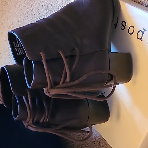 Apostrophe Brown Women's Boots - Picture 6 of 6